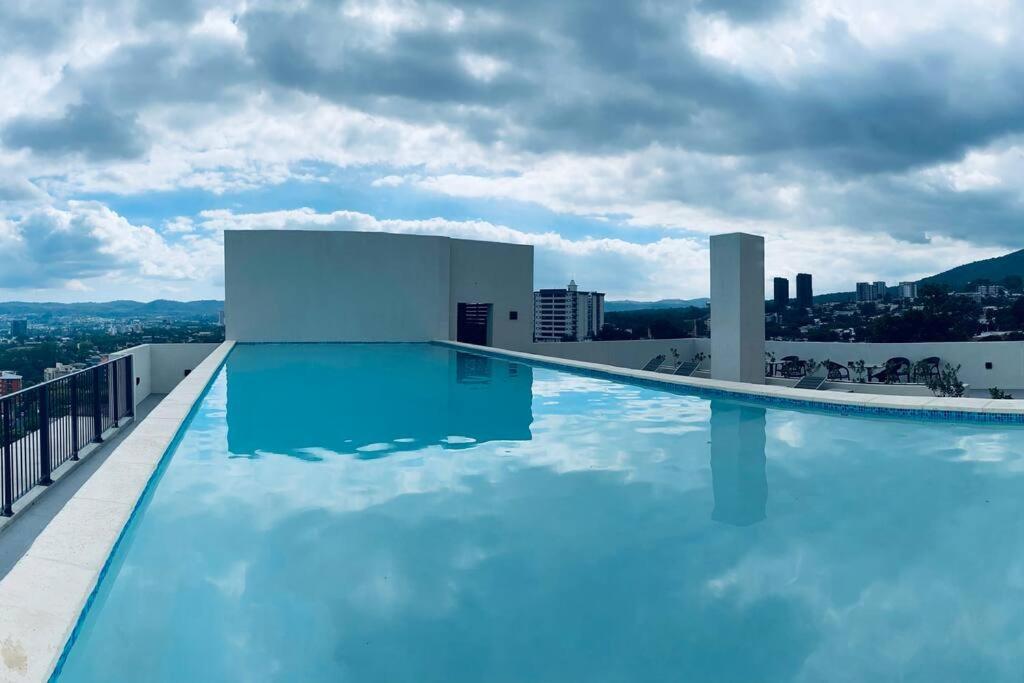 Entire Beautiful Condo With Rooftop Pool And Gym San Salvador Bagian luar foto